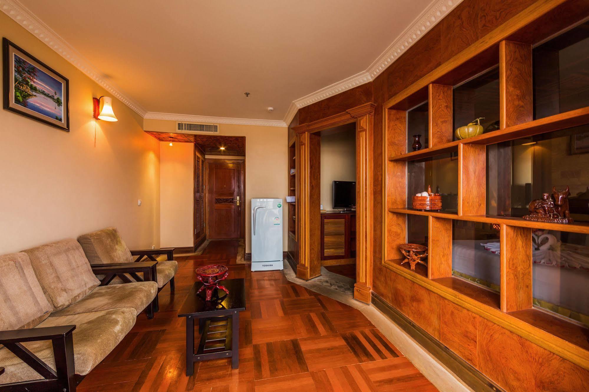Blue River Hotel Phnom Pen Exterior foto